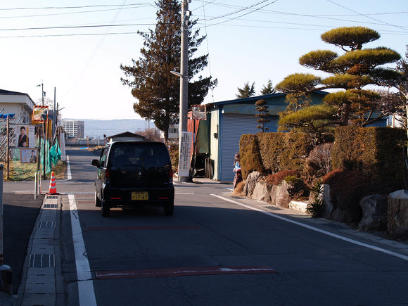 車に怯えながら通る小学生